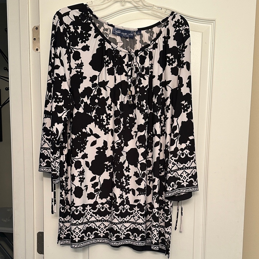Black and White Floral Women's Top